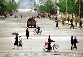 Kim Jong il (left) with father, Kim il Sung